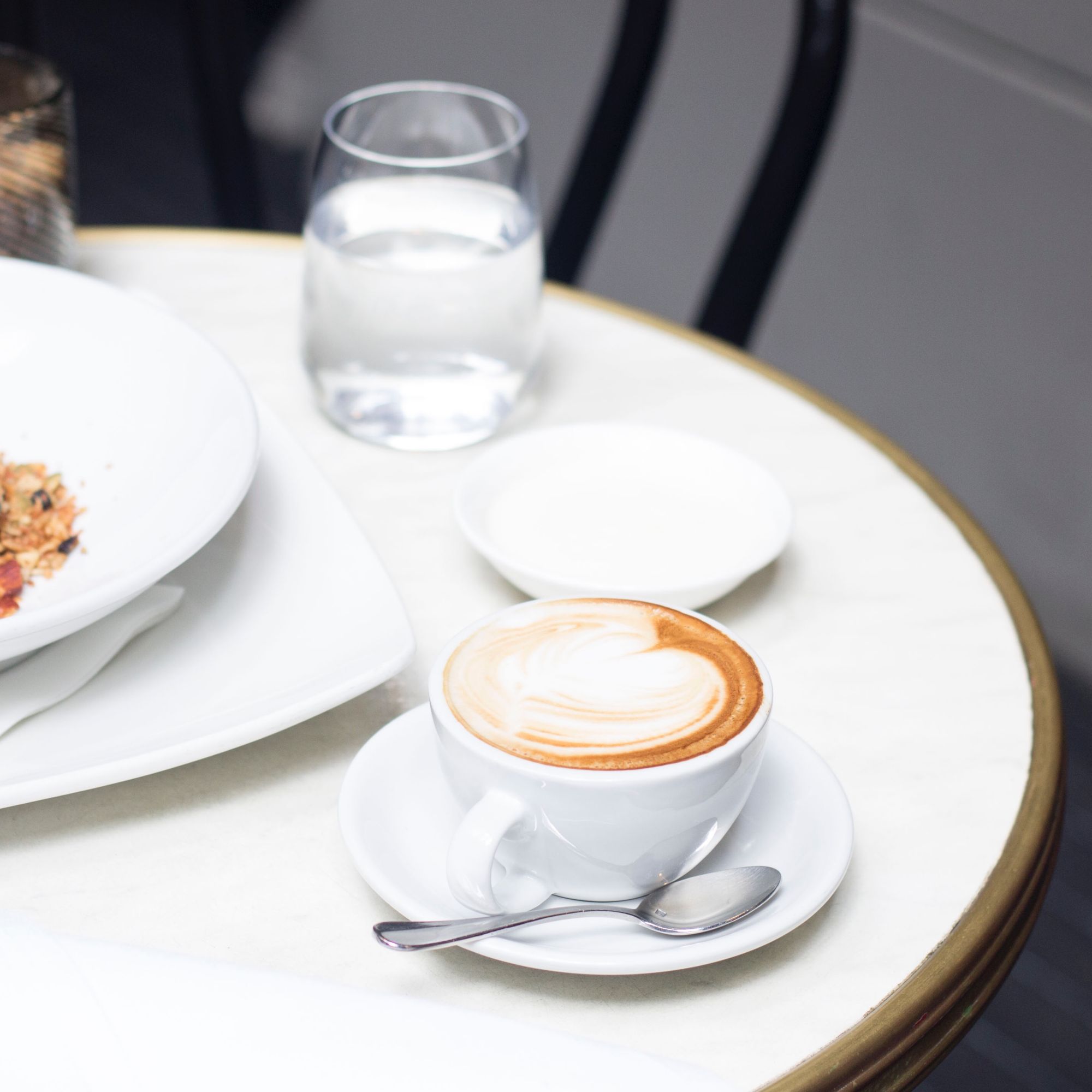 Mermer masada latte ve su bardağı