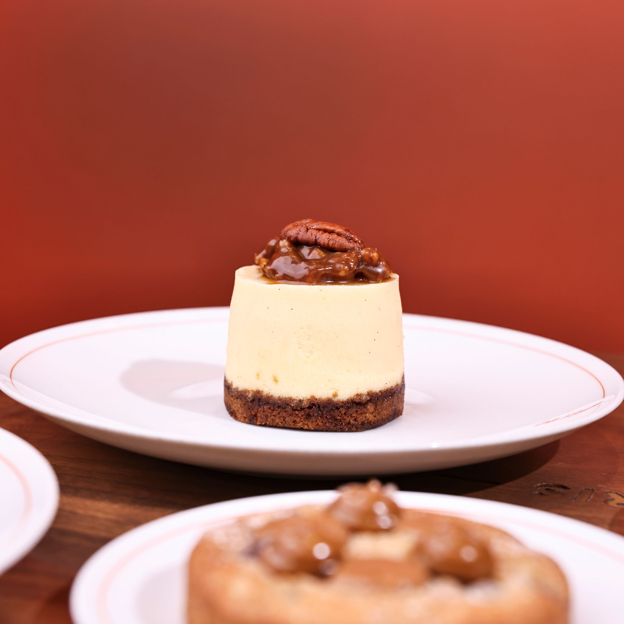 Beyaz tabakta cevizli karamelli cheesecake