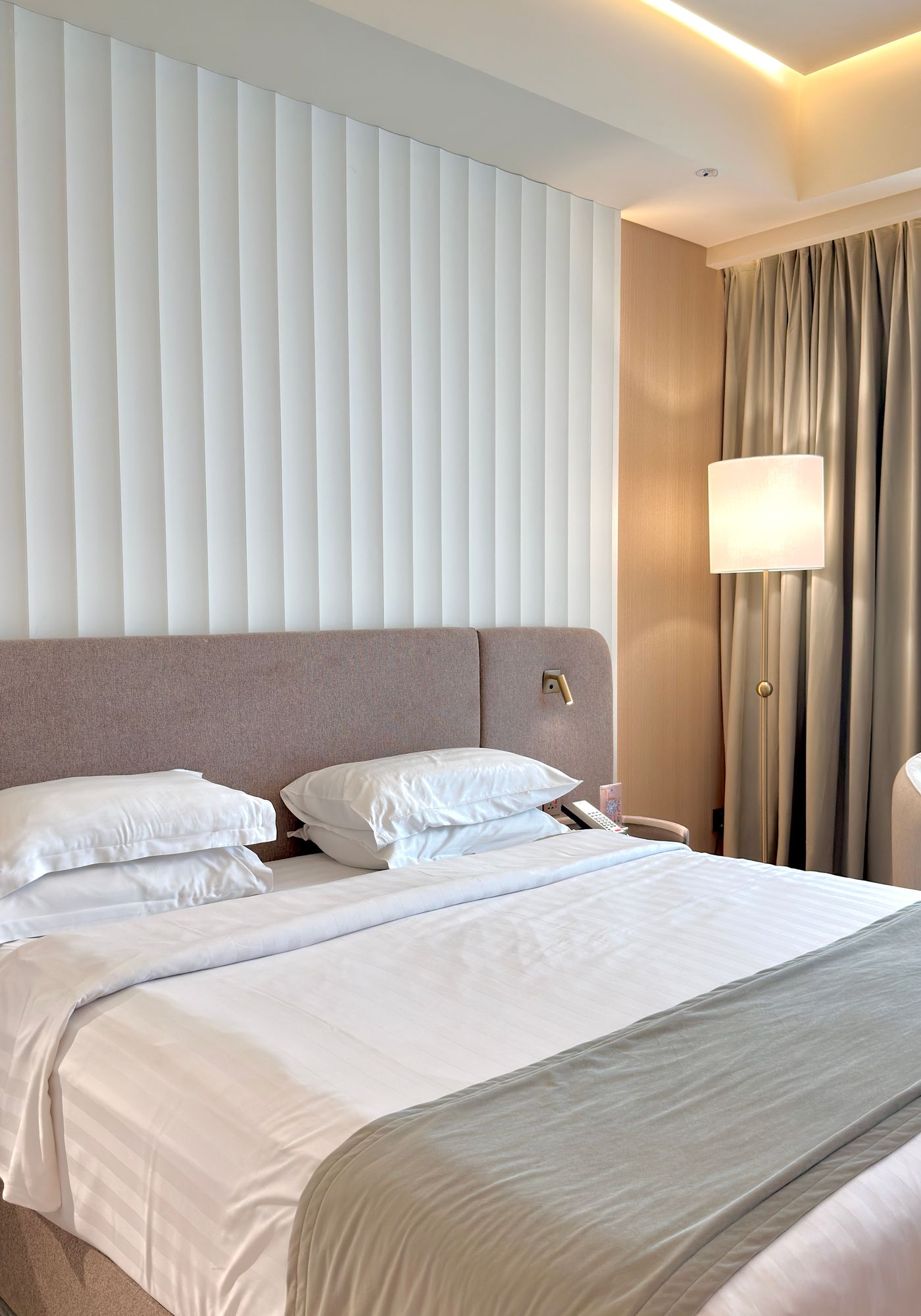 Beyaz nevresimli, aydınlık bir otel odası