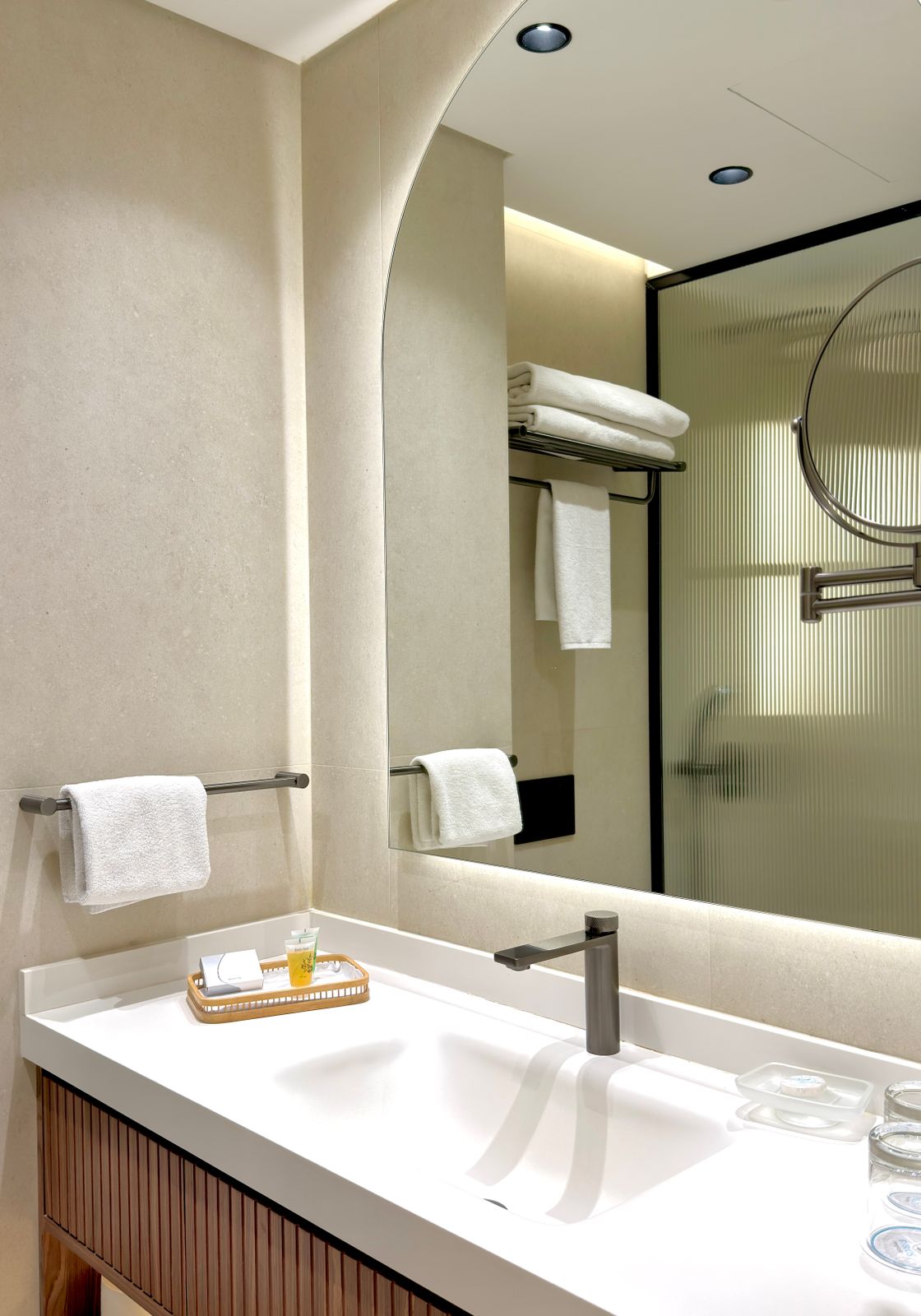 Havlularla aydınlık bir otel banyosu