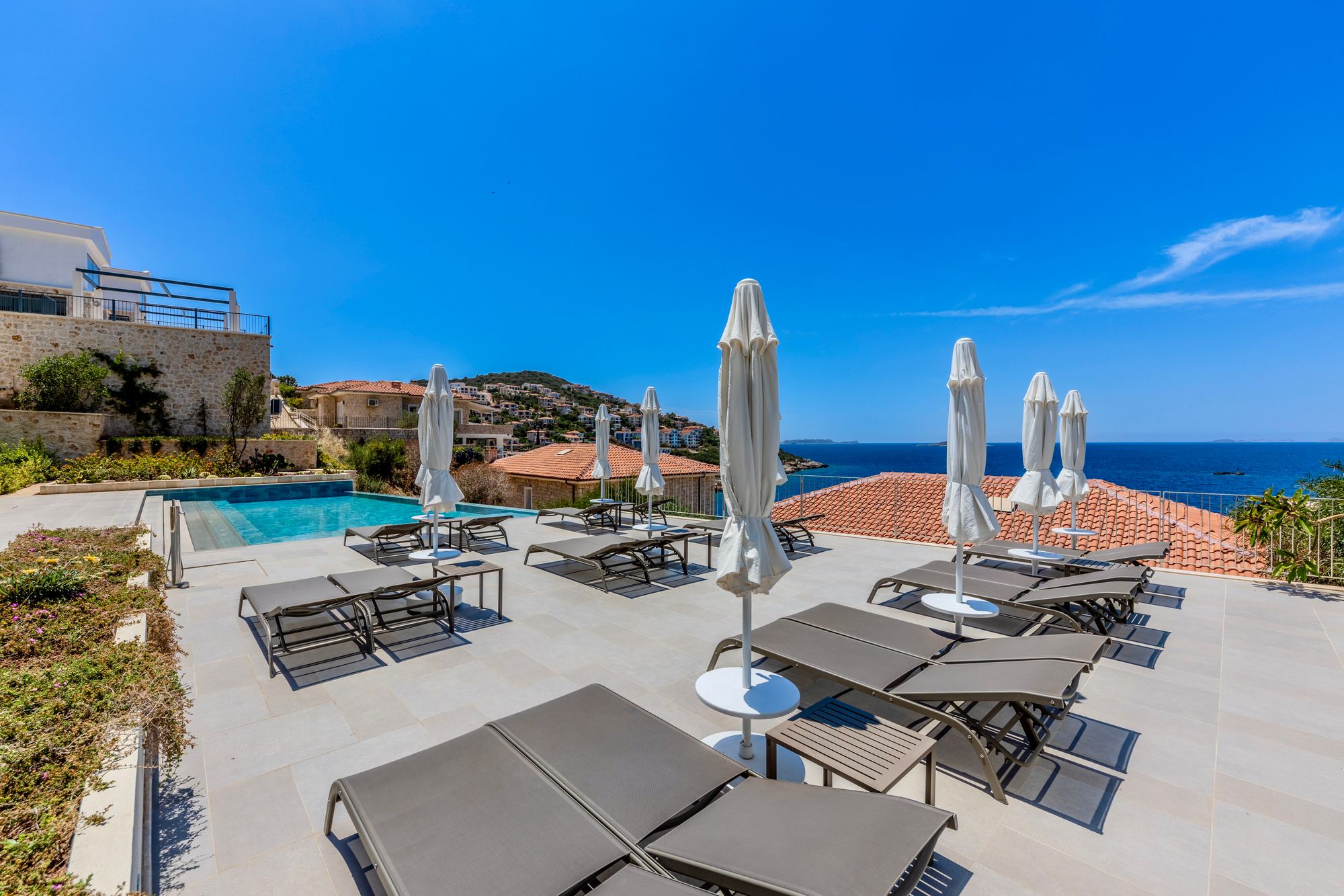 Deniz manzaralı bir otel terası ve havuz