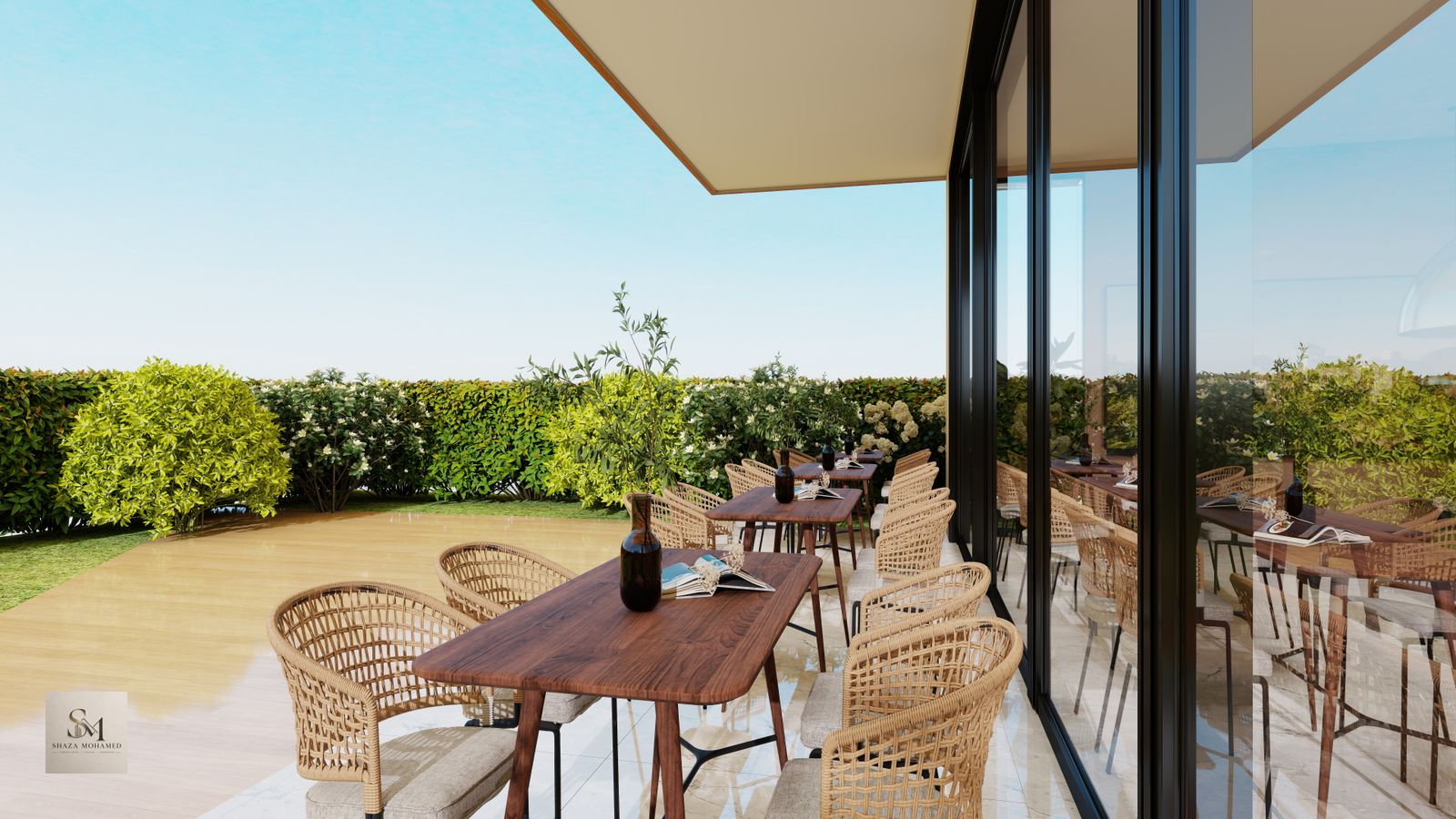Bahçeye bakan teras restoranında ahşap masalar
