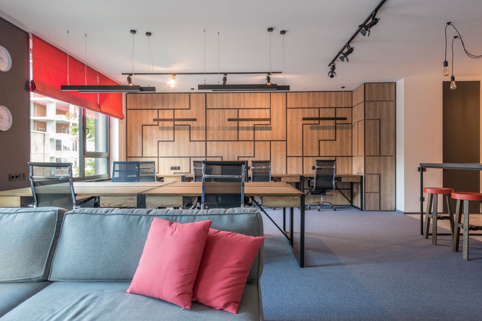 Ahşap dolaplı, açık planlı modern bir ofis