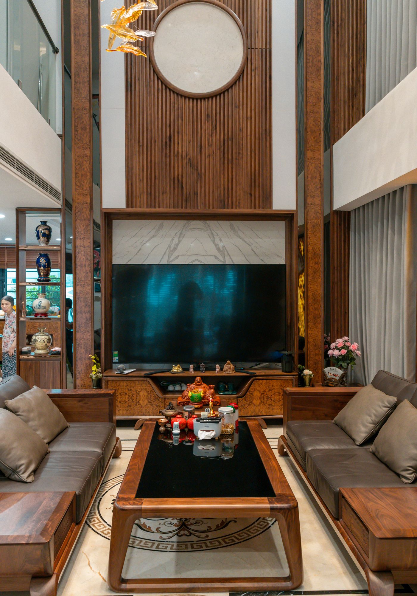 Ahşap detaylı, modern bir oturma odası