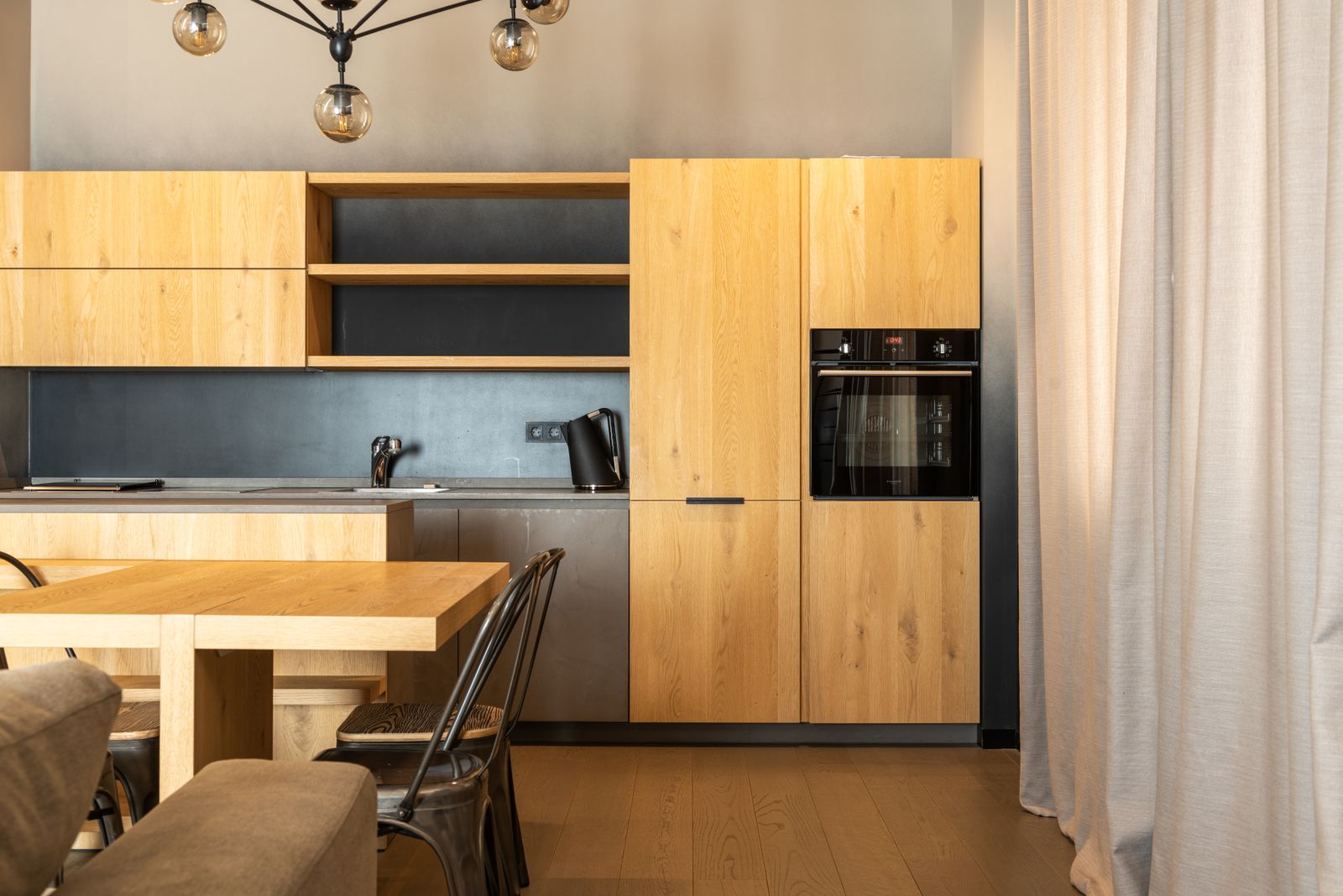 Ahşap dolaplı modern bir mutfak