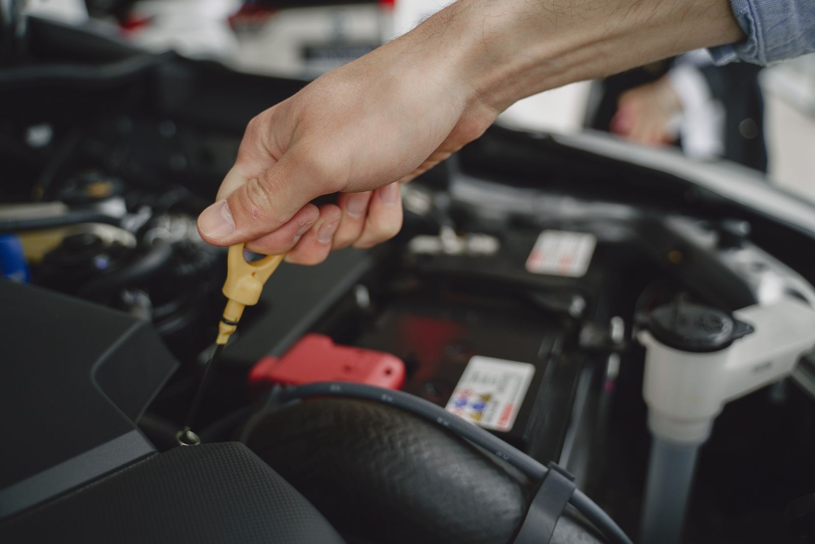 Motor yağı seviyesini kontrol eden el