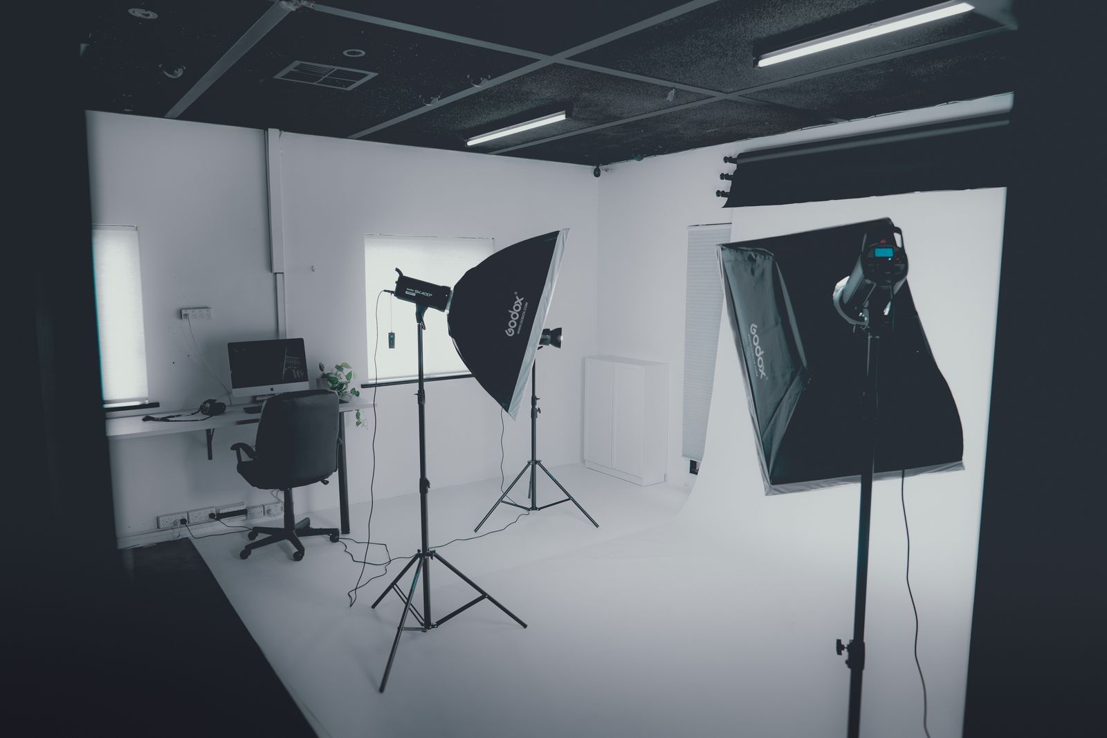 Softbox ışıklarıyla boş bir fotoğraf stüdyosu