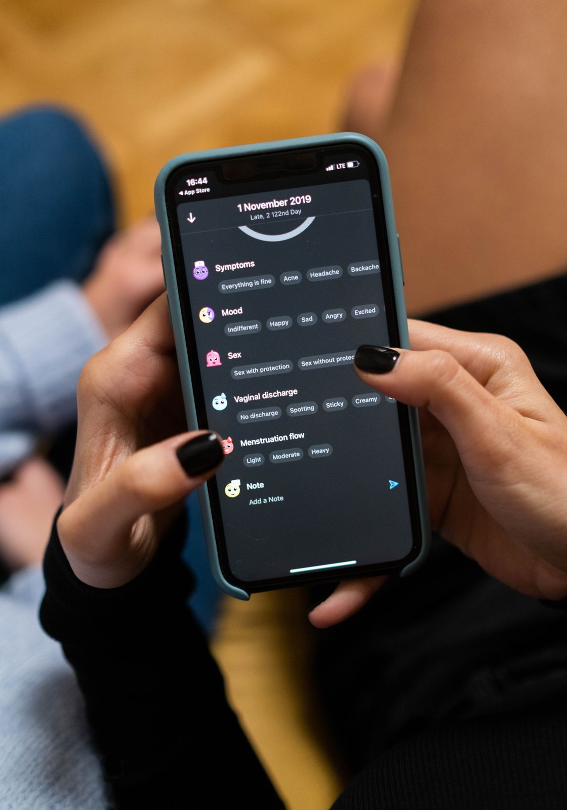 Elde tutulan bir akıllı telefon