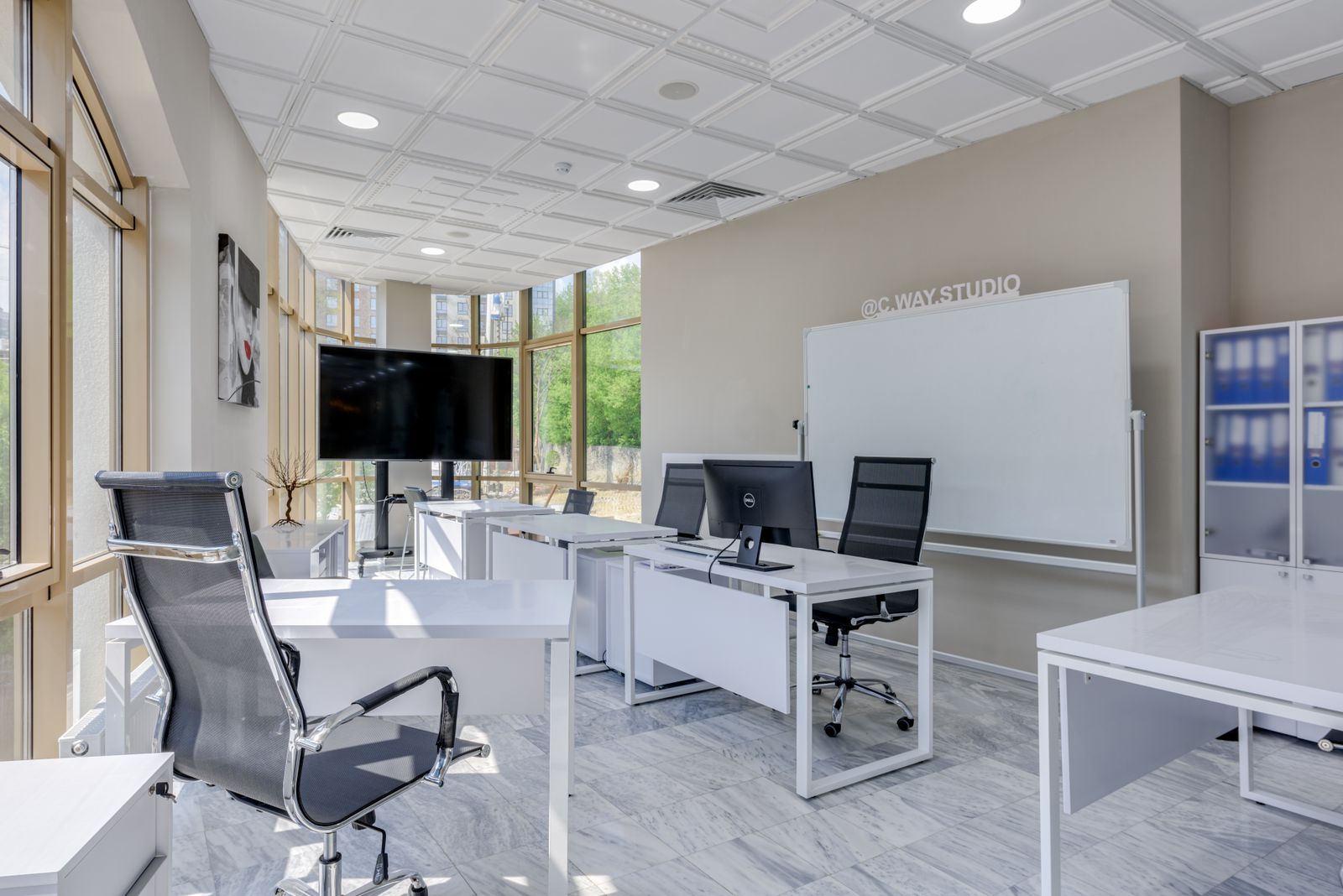 Masaları düzenli, aydınlık bir ofis