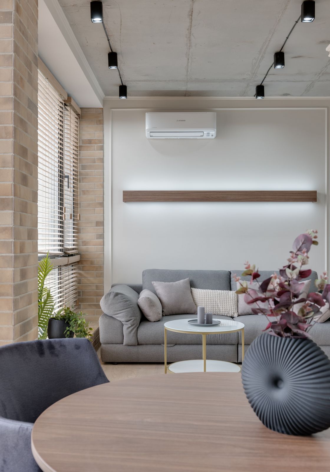 Duvara monte klimalı modern bir oturma odası
