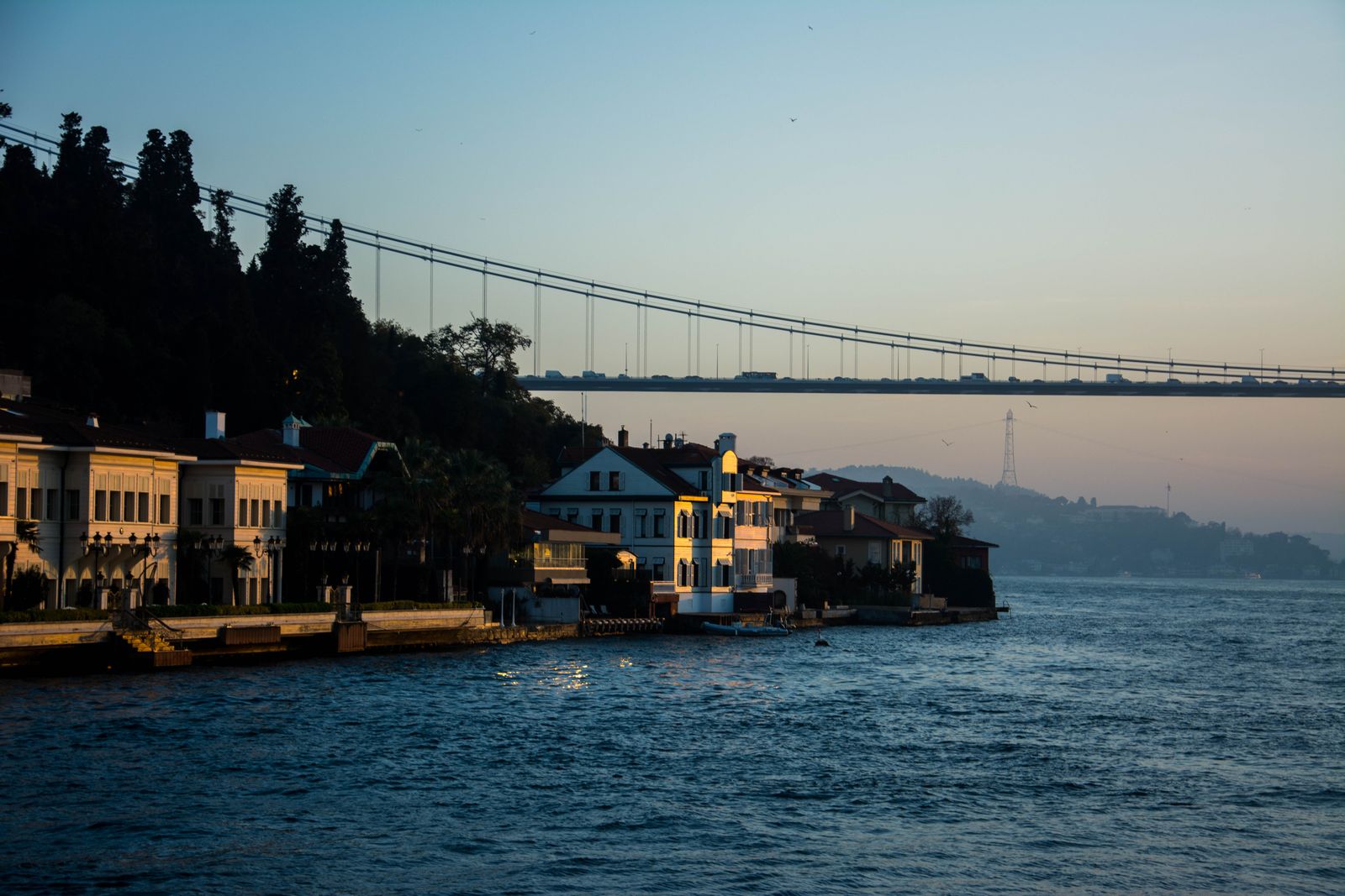 Boğaz kıyısında yalılar ve köprü