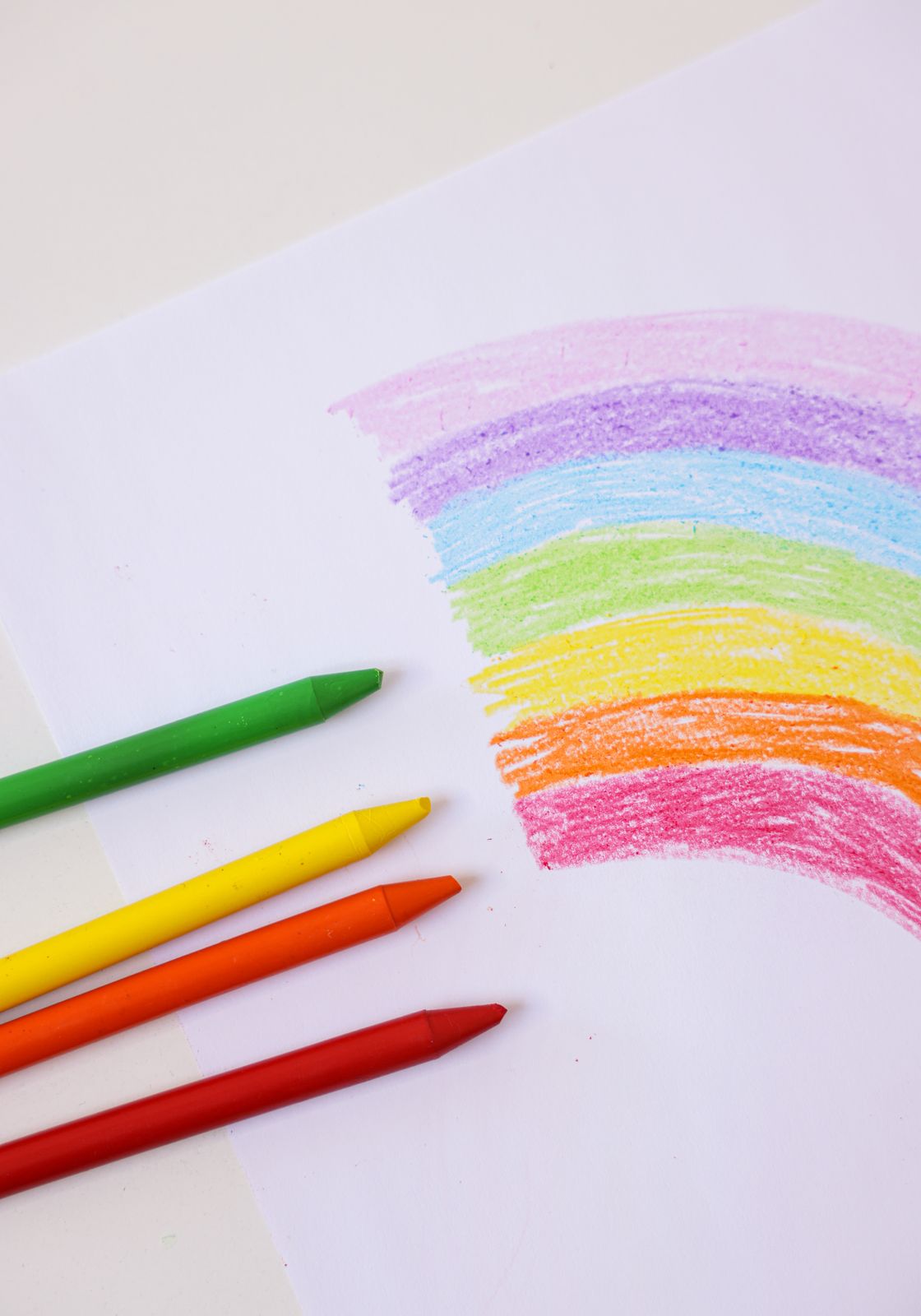 Kâğıda çizilmiş gökkuşağı ve pastel boyalar