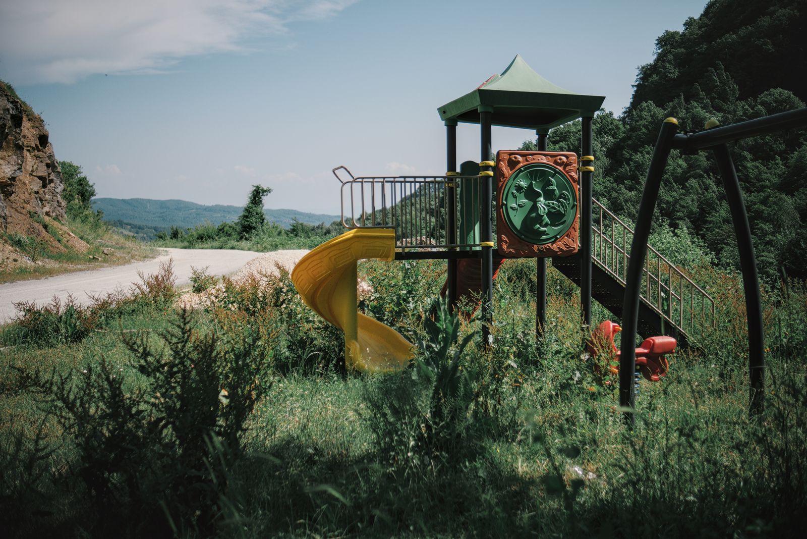 Yeşillikler içinde kaydıraklı bir oyun parkı