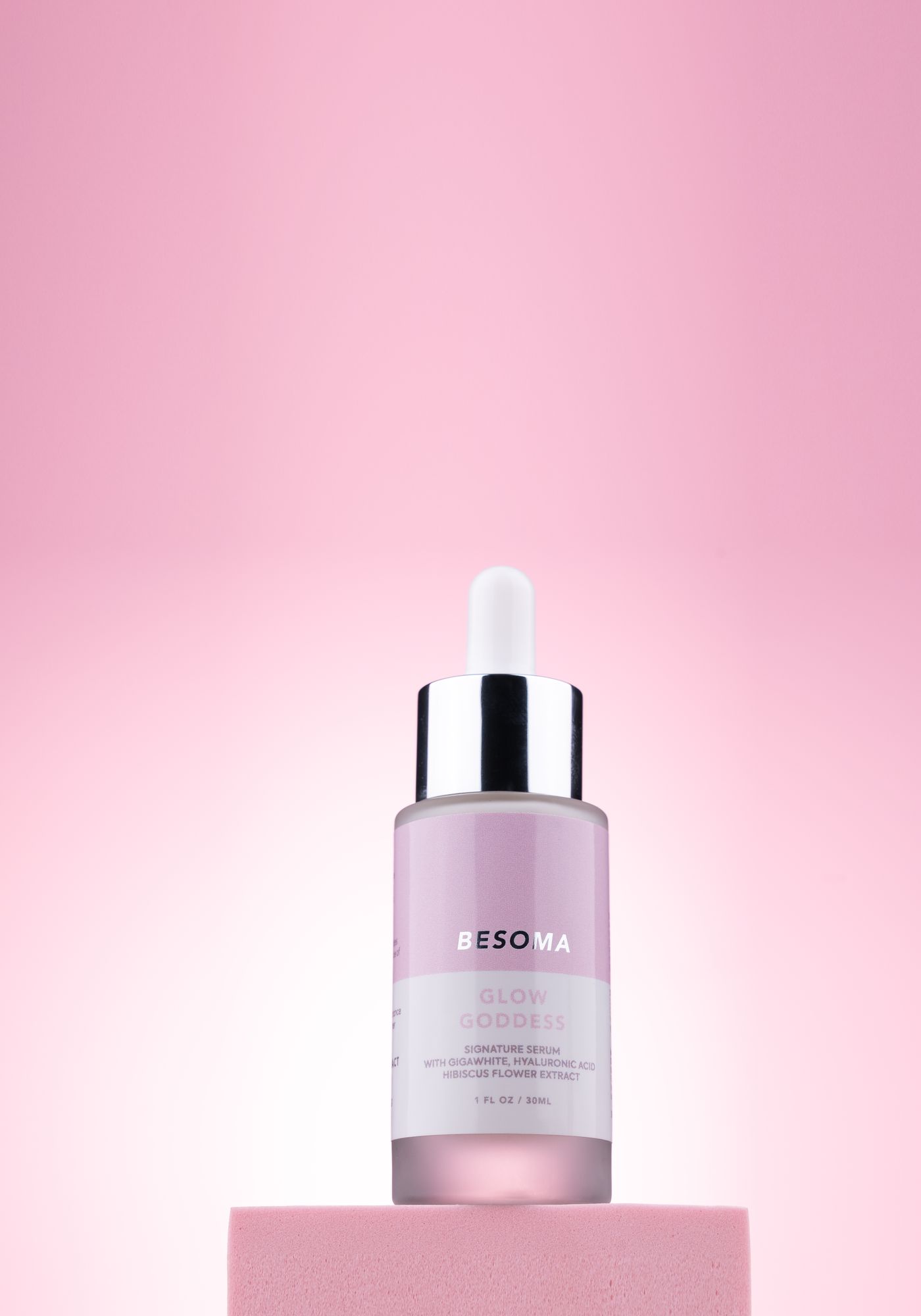 Pembe zeminde damlalıklı serum şişesi