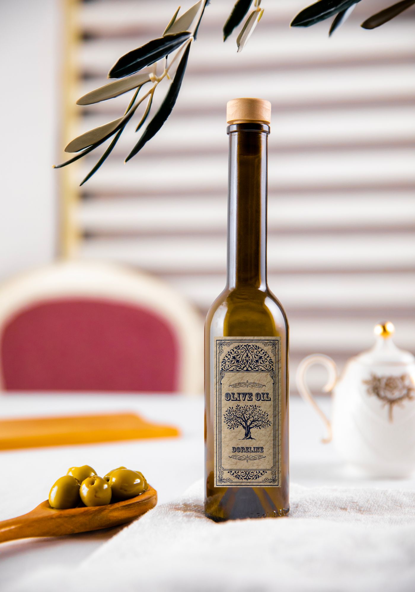Zeytin dalı yanında zeytinyağı şişesi