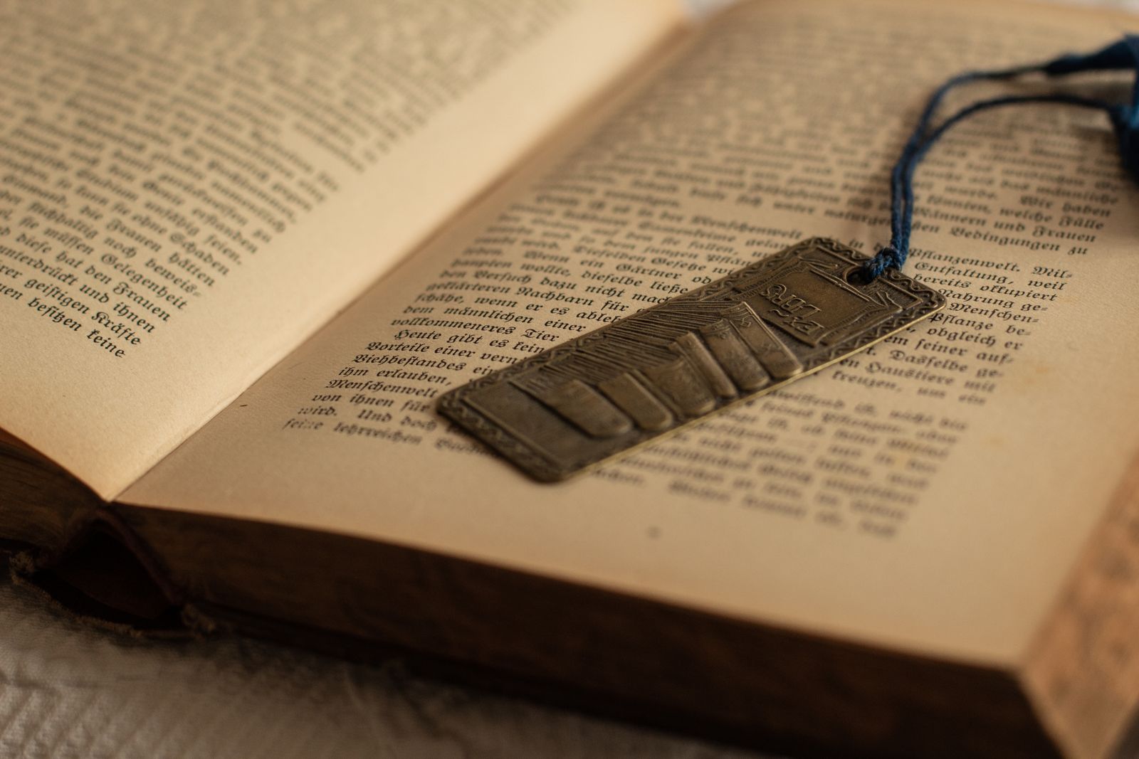 Açık kitap üzerinde metal bir kitap ayracı