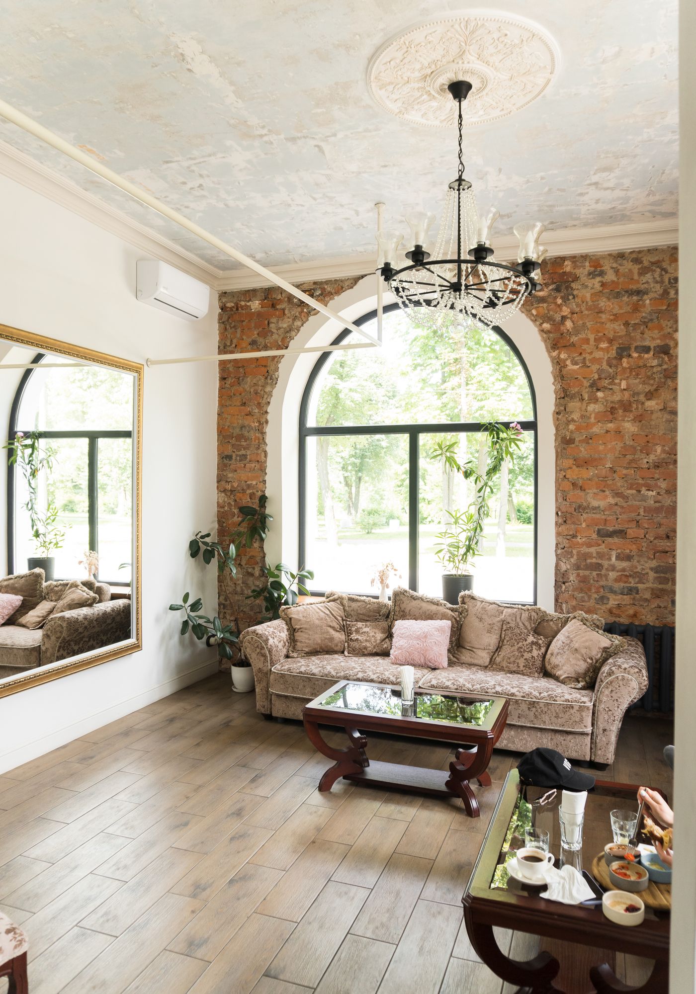 Kemerli pencereli, kanepe ve sehpalı bir salon