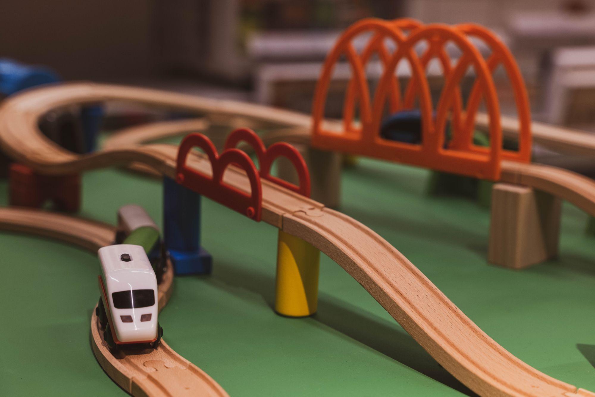 Ahşap köprülü raylarda oyuncak tren