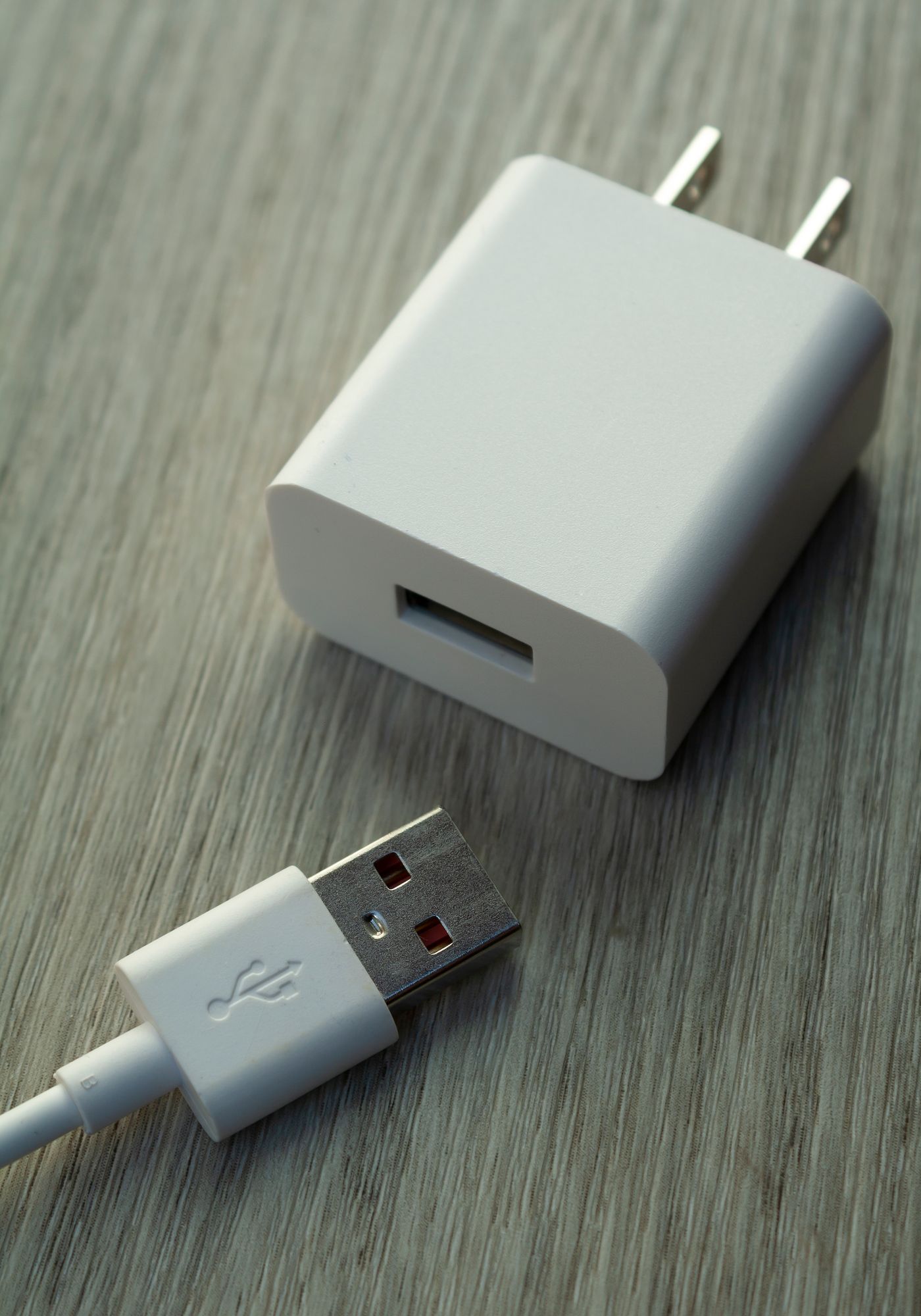 Beyaz şarj adaptörü ve USB kablosu