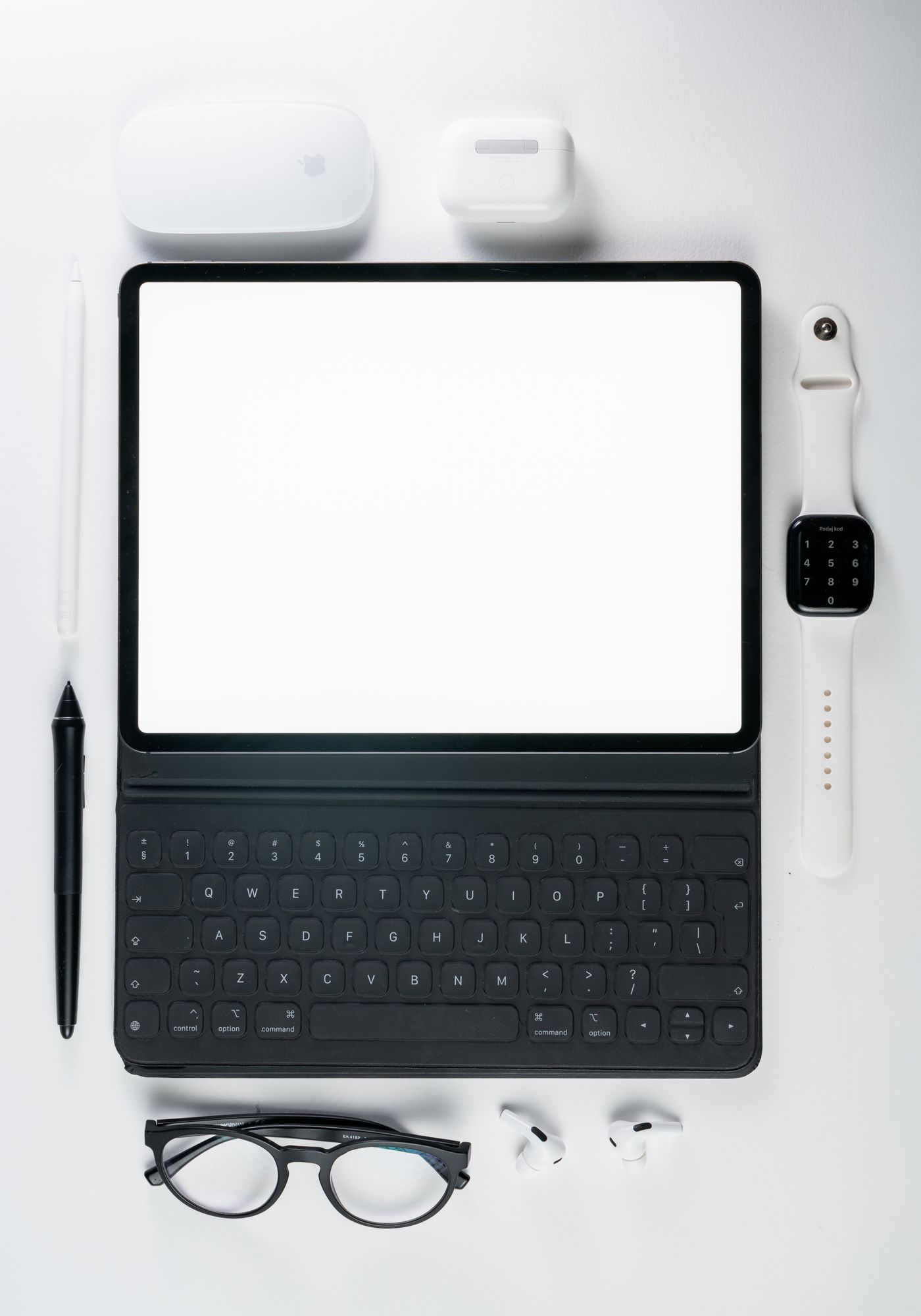 Beyaz zeminde tablet, klavye ve akıllı saat