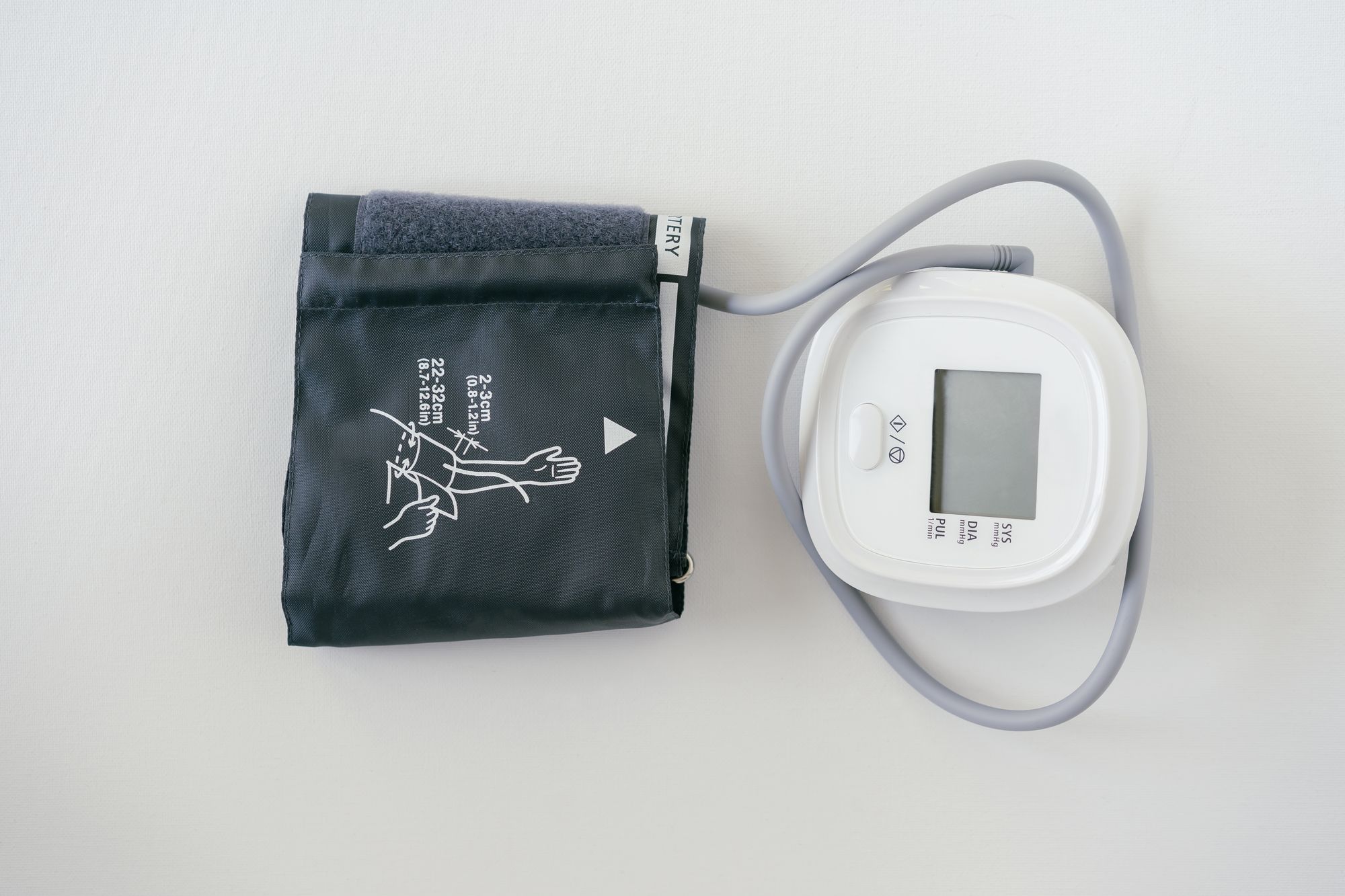 Beyaz zeminde dijital tansiyon aleti ve manşeti