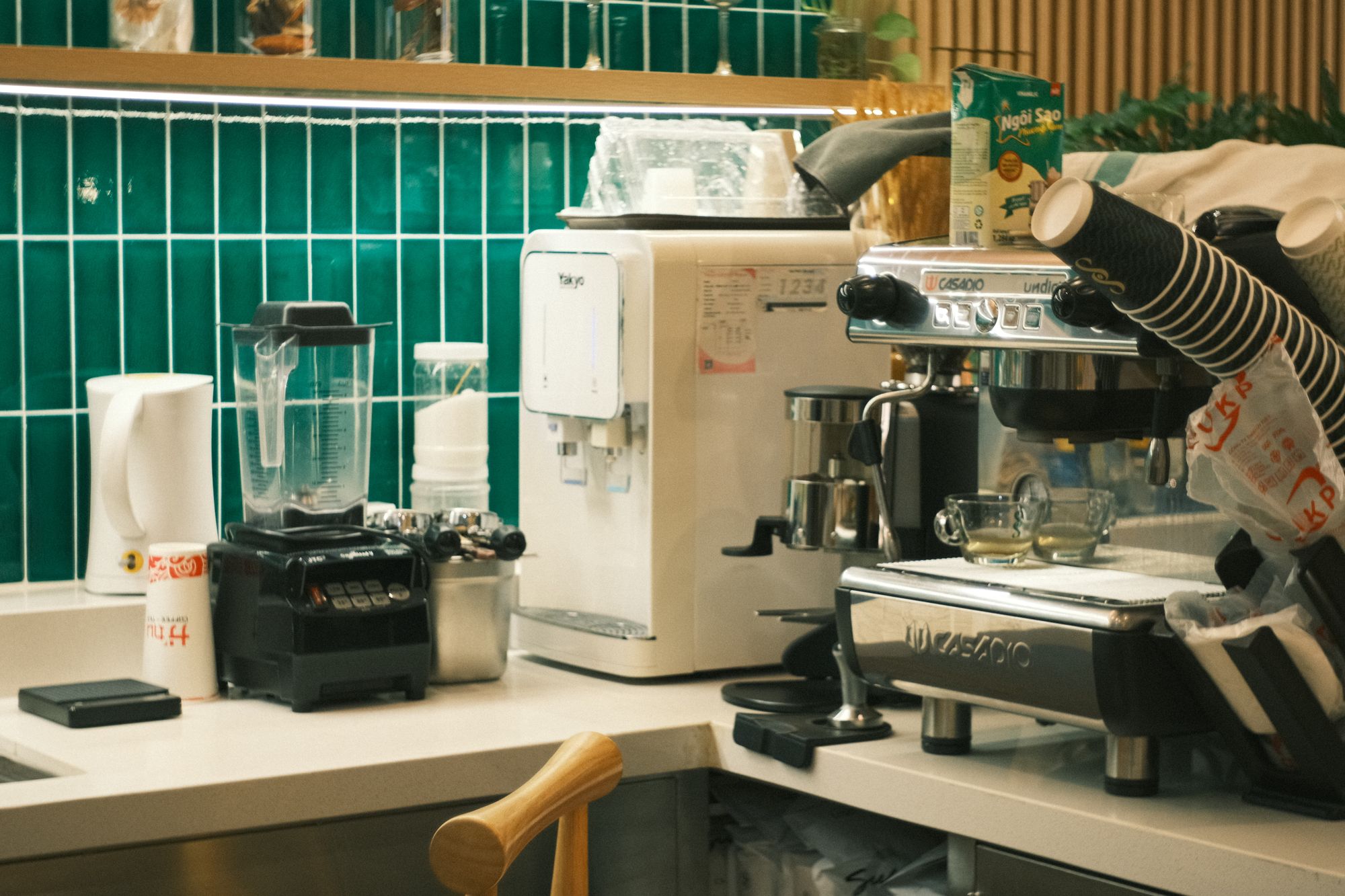 Mutfak tezgâhında espresso makinesi ve blender