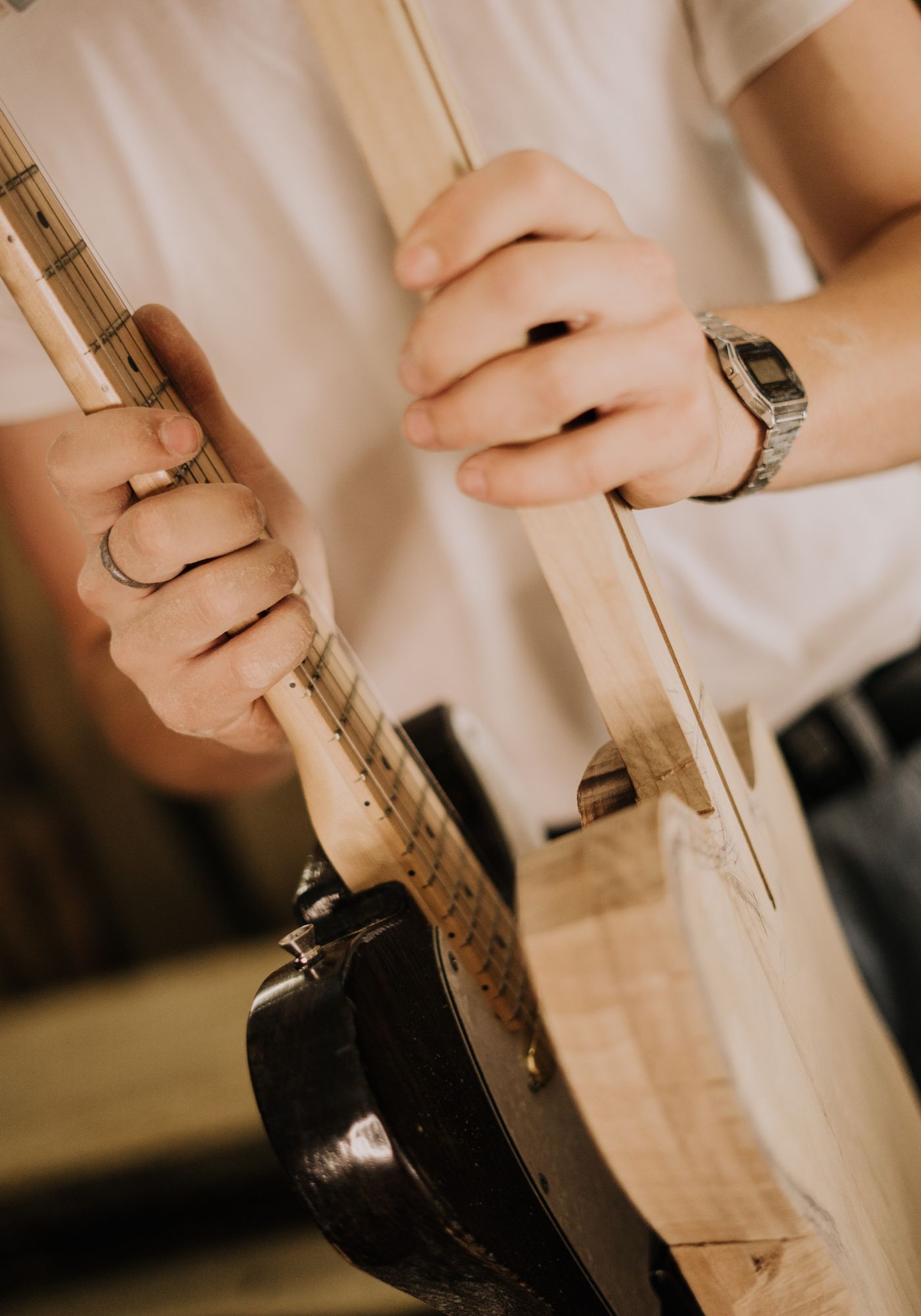 Atölyede el yapımı gitar gövdesi
