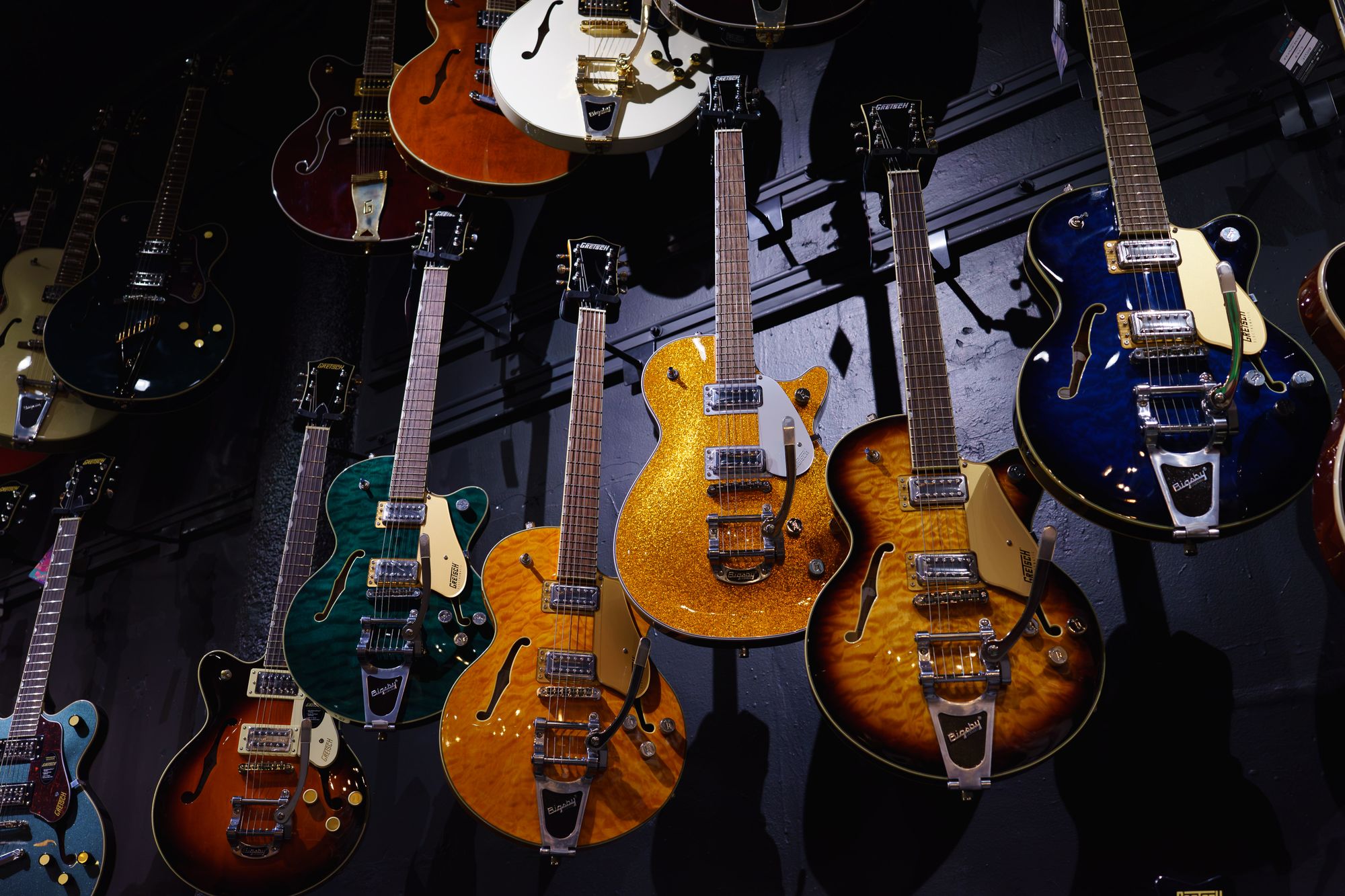 Mağaza duvarında asılı elektro gitarlar