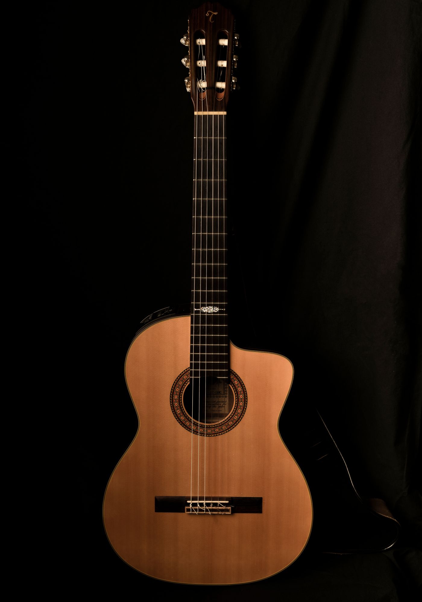 Siyah zeminde klasik gitar