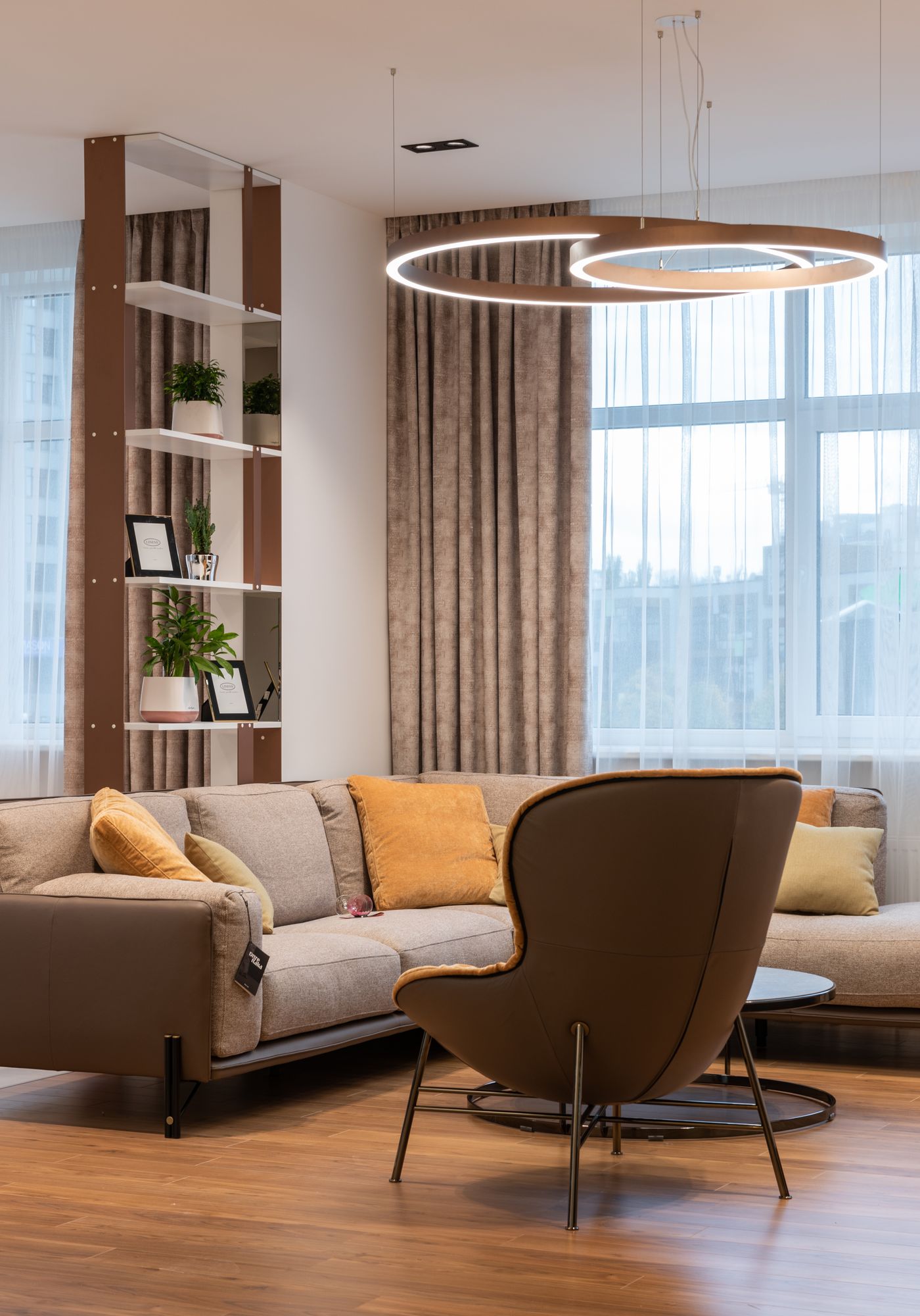Kanepeli, aydınlık bir salon
