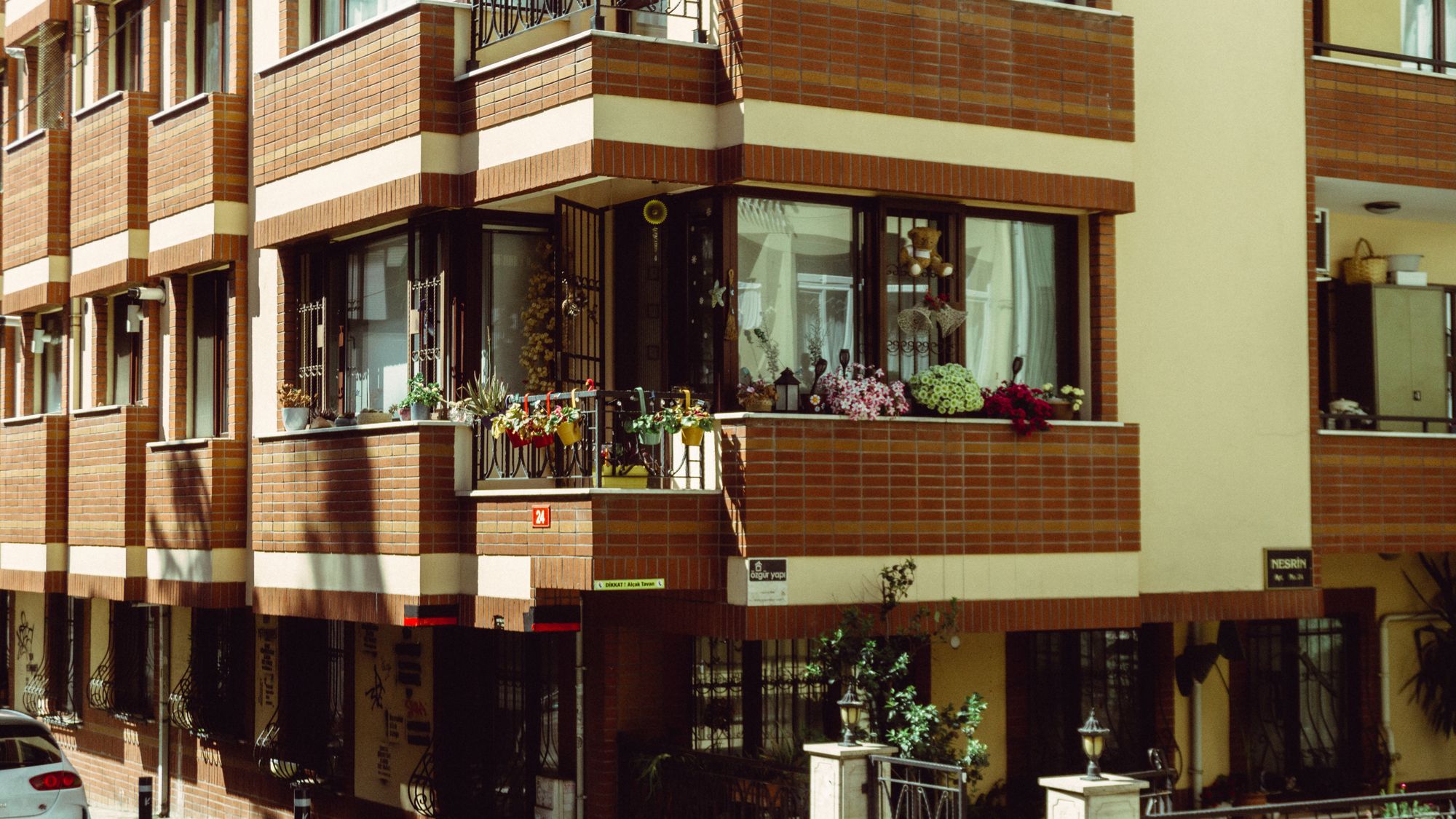 Çiçekli balkonlu, cumbalı bir İstanbul apartmanı