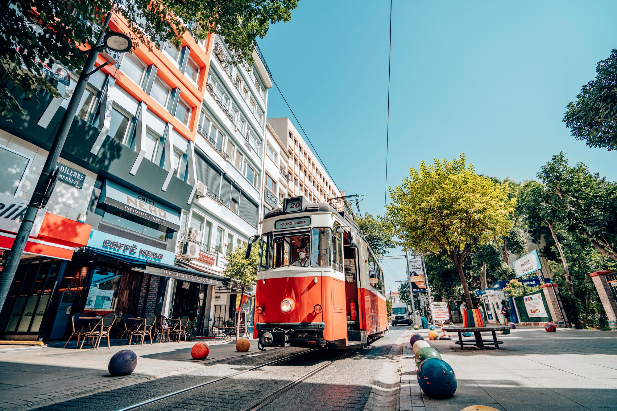Kadıköy'de ağaçlı caddede kırmızı nostaljik tramvay