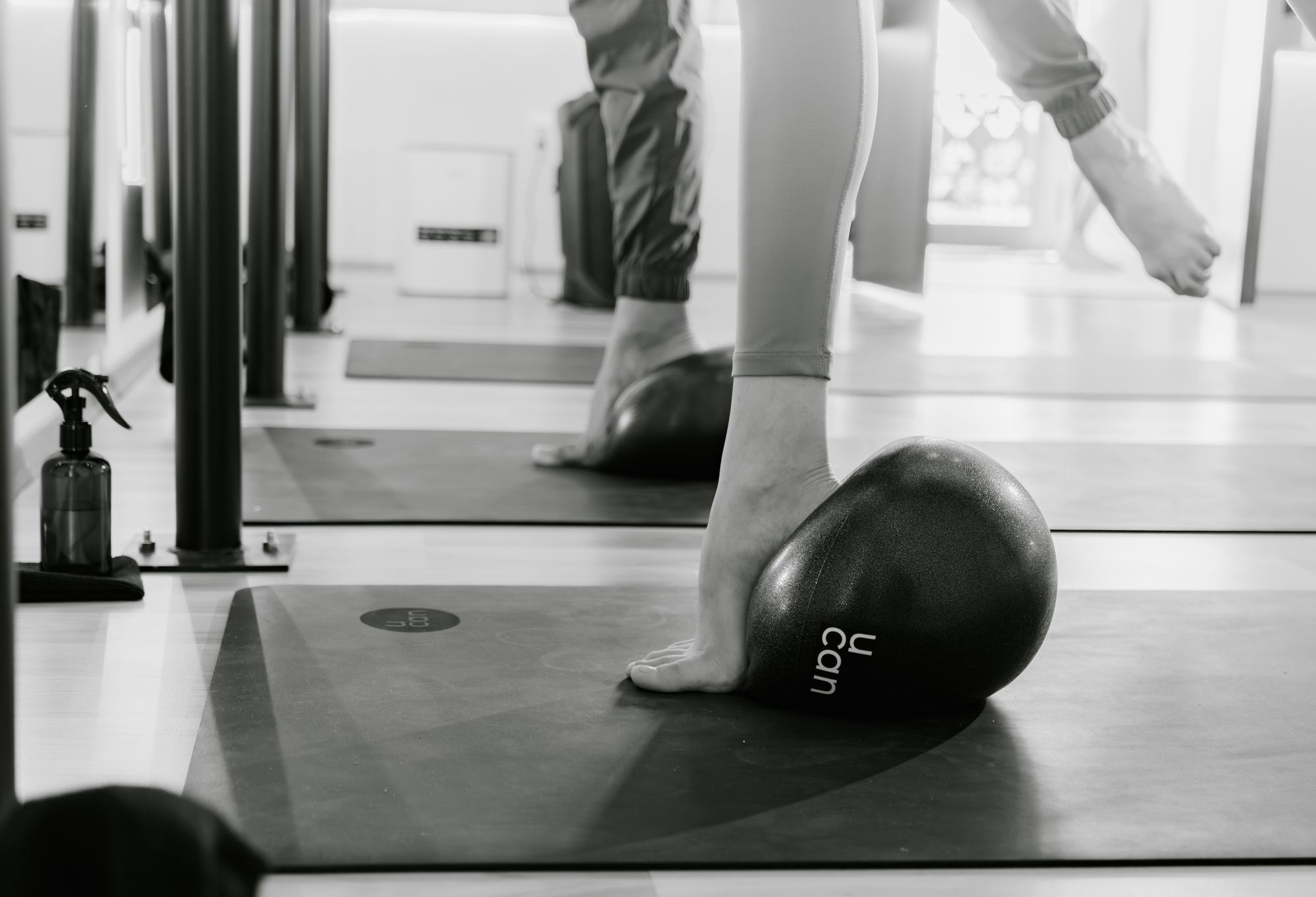 Mat üzerinde pilates topuyla egzersiz, siyah beyaz